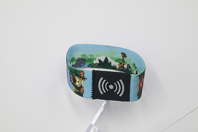 会员卡的印刷主要分为胶印和丝印，，，，每种印刷方法差别