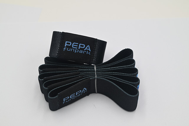 与条形码扫描类似，，，RFID腕带电子标签有一套完整的使用系统