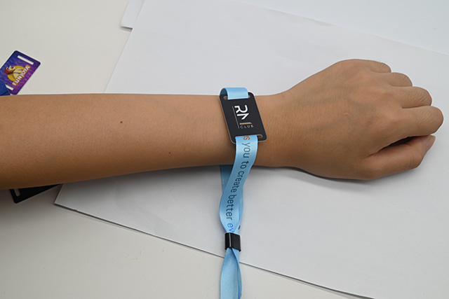 制作人像识别卡的基卡可以是一样平常PVC卡，，，也可以是磁卡